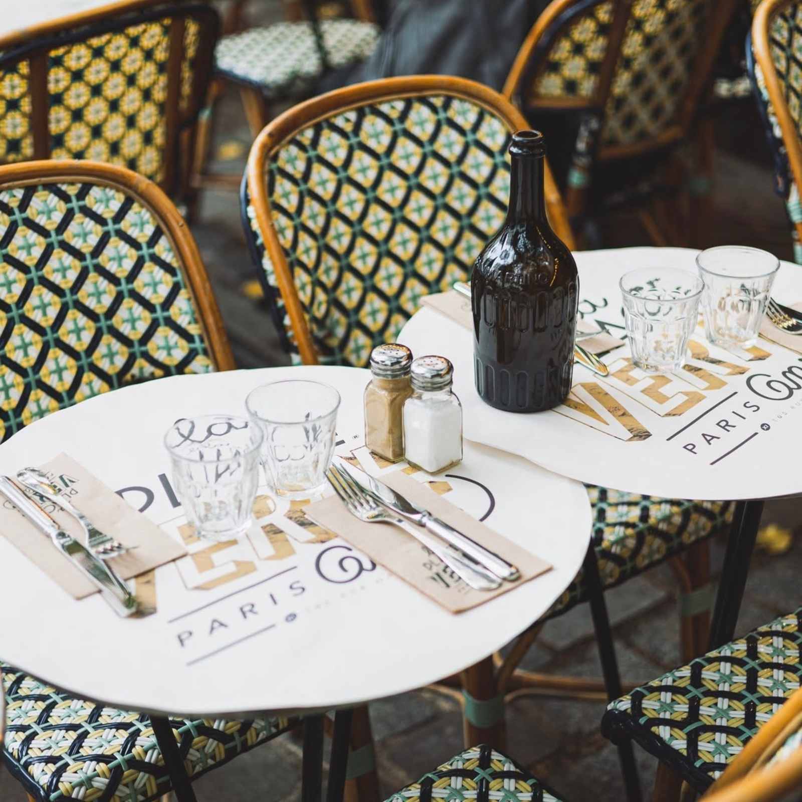 Table dressée en terrasse