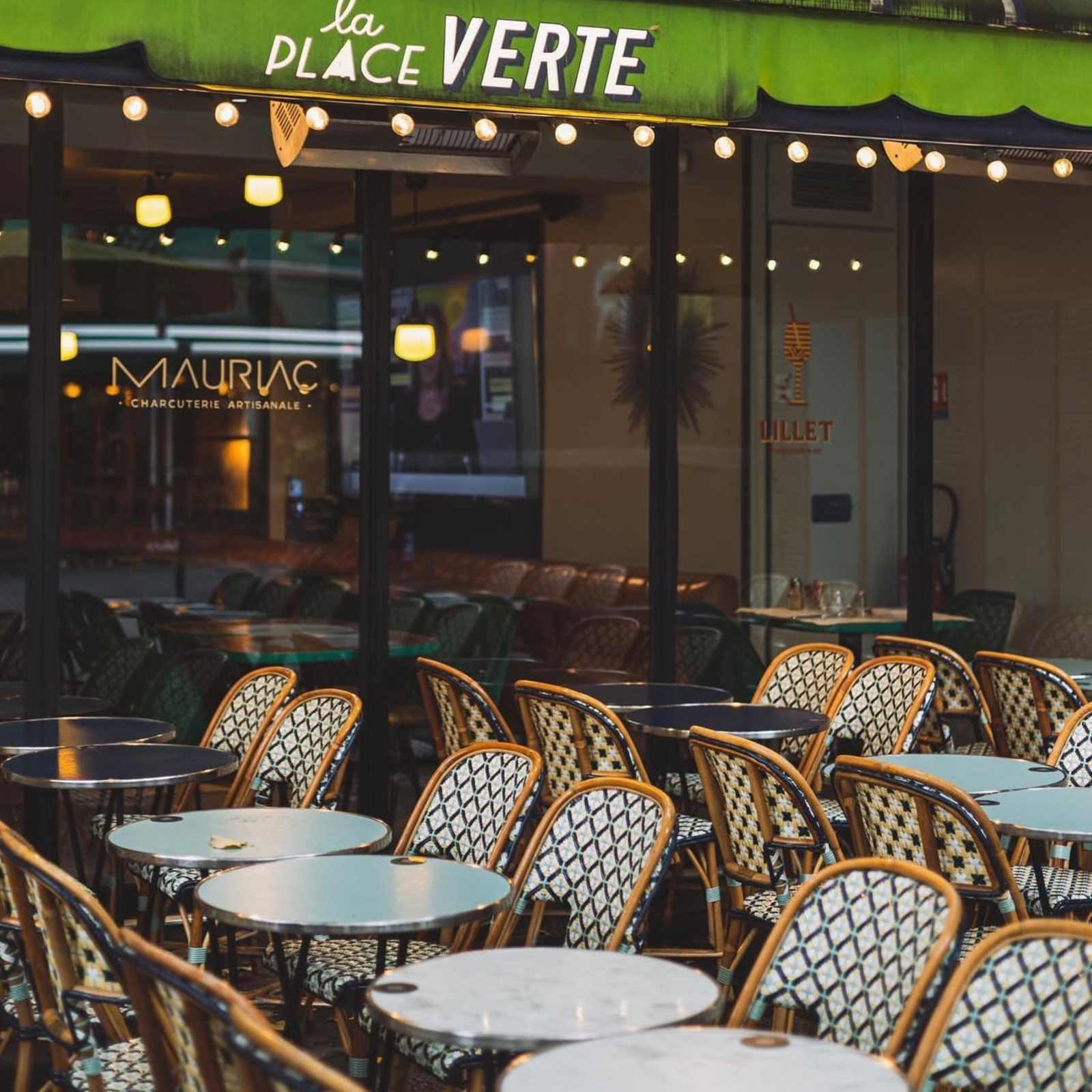 La terrasse sous les guirlandes